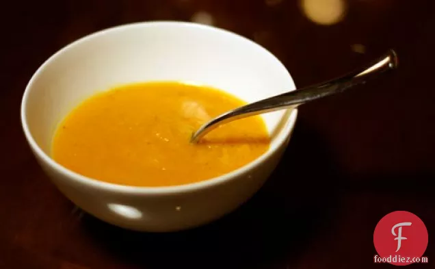 डिनर टुनाइट: खुबानी के साथ करी शकरकंद का सूप