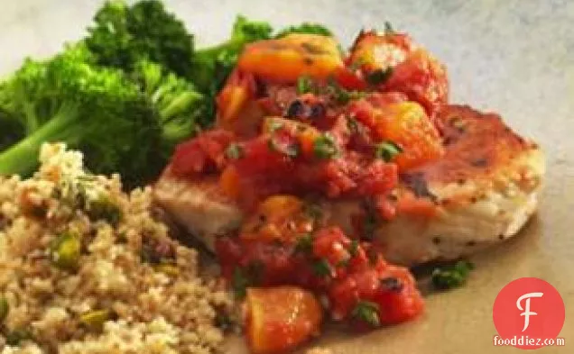 खुबानी-टमाटर की चटनी के साथ पोर्क चॉप