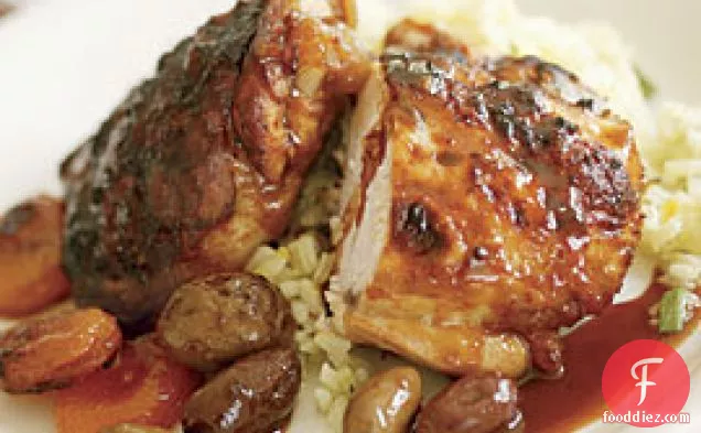 खुबानी और जैतून के साथ स्पेनिश हनी-जीरा रोस्ट चिकन