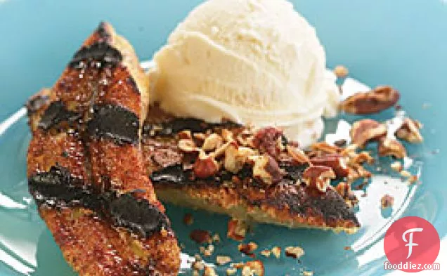 ग्रील्ड दालचीनी-वेनिला आइसक्रीम और बोर्बोन के साथ चीनी केले