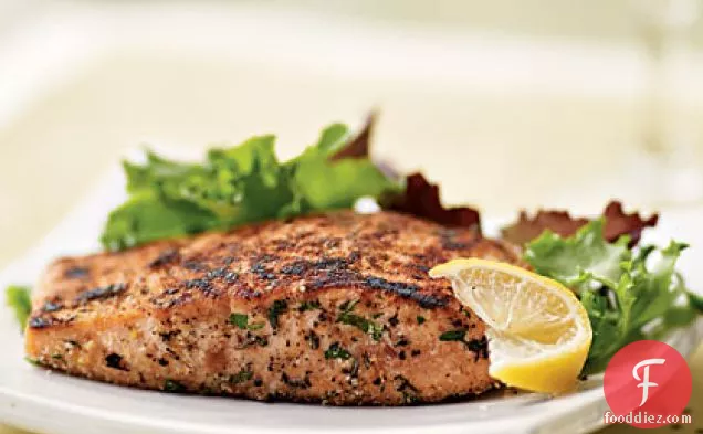 मिश्रित साग सलाद के साथ हर्ब-क्रस्टेड सामन