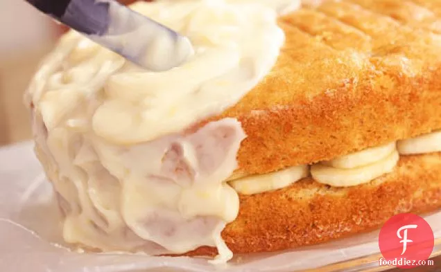 लेमन-क्रीम चीज़ फ्रॉस्टिंग के साथ बनाना लेयर केक