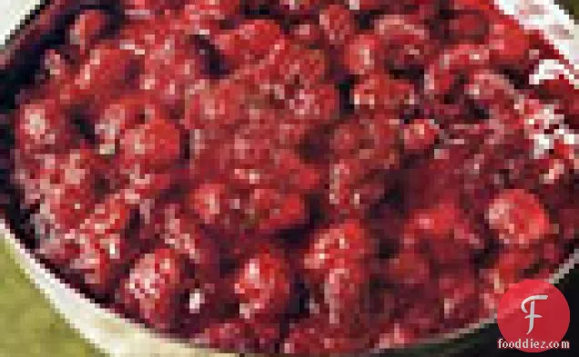 सूखे चेरी और लौंग के साथ क्रैनबेरी सॉस
