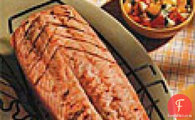 टमाटर, ककड़ी और शरारत साल्सा के साथ ग्रील्ड सामन