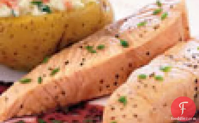 बेउरे रूज और स्मोक्ड-सैल्मन-भरवां बेक्ड आलू के साथ सामन