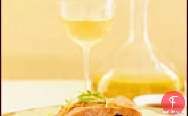 स्टिर-फ्राइड बोक चोय के साथ स्टीम्ड अदरक सामन