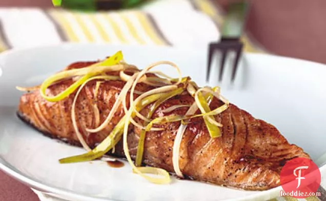 शहद-बाल्समिक सॉस के साथ पैन-सियर सामन