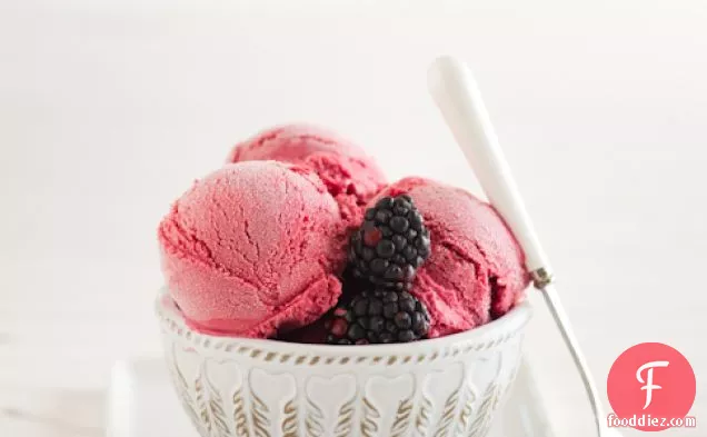 फ्रीकिंग गुड होम मेड ब्लैकबेरी आइसक्रीम और स्टेहली ऑर्गेनिक फार्म स्टोरी