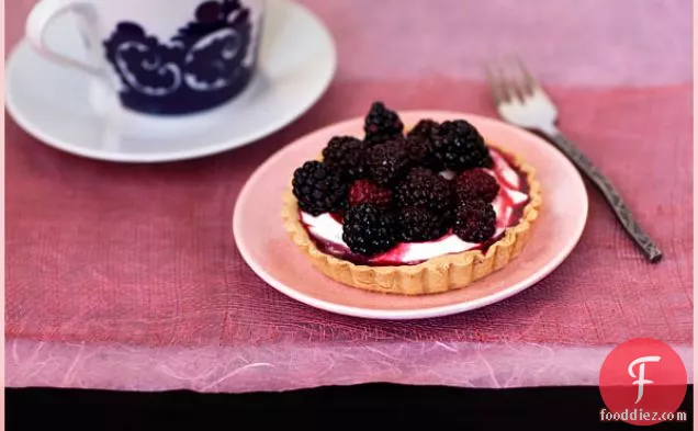 ब्लैकबेरी और वेनिला-स्वाद वाले मस्कारपोन टार्ट्स