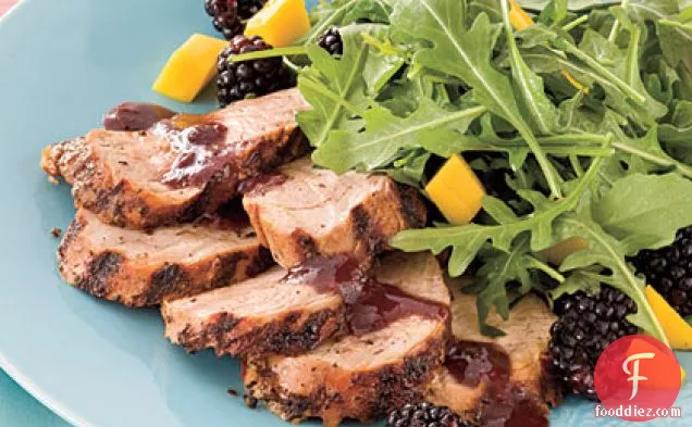 ब्लैकबेरी सॉस के साथ मसालेदार ग्रील्ड पोर्क टेंडरलॉइन