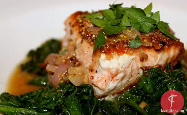 सरसों की चटनी सॉस के साथ पैन-सियर सामन