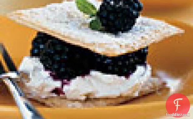 क्रीम पनीर मूस के साथ ताजा ब्लैकबेरी नेपोलियन