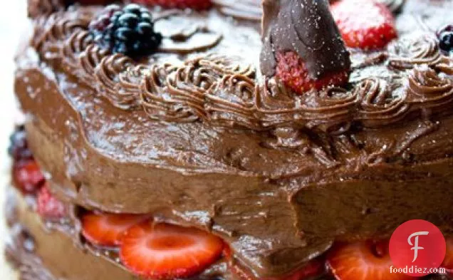 चॉकलेट कवर स्ट्रॉबेरी परत केक