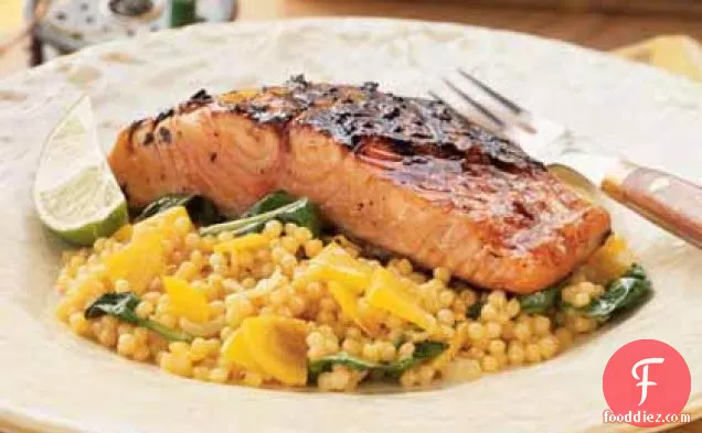 गोल्डन बीट कूसकूस के साथ पोंज़ू ग्रिल्ड सैल्मन