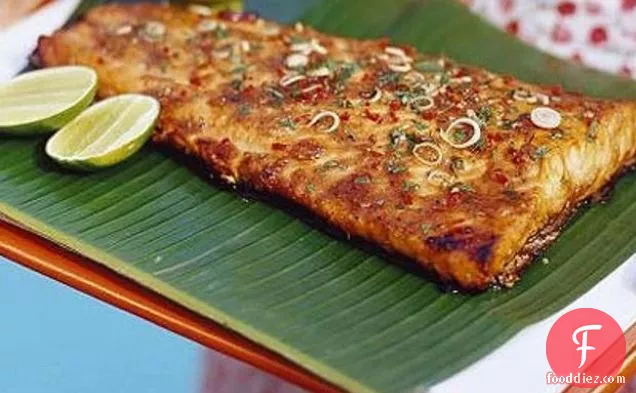 लेमनग्रास, मिर्च और अदरक के साथ बीबीक्यू इमली सामन