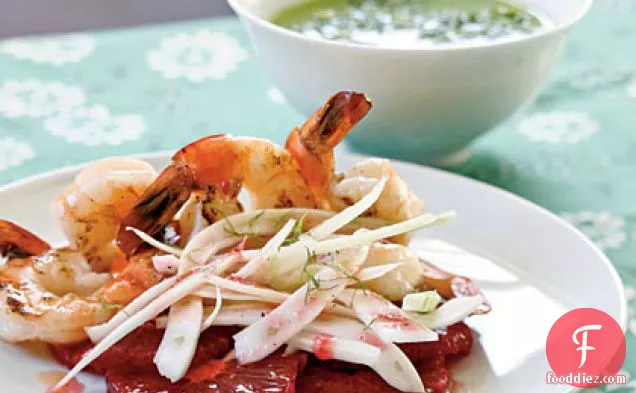 रक्त संतरे और कटा हुआ सौंफ़ के साथ झींगा सलाद