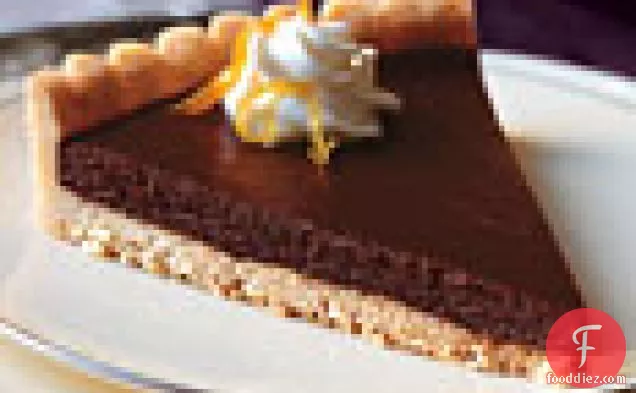 जैस्मीन व्हीप्ड क्रीम के साथ बिटरस्वीट चॉकलेट-साइट्रस टार्ट