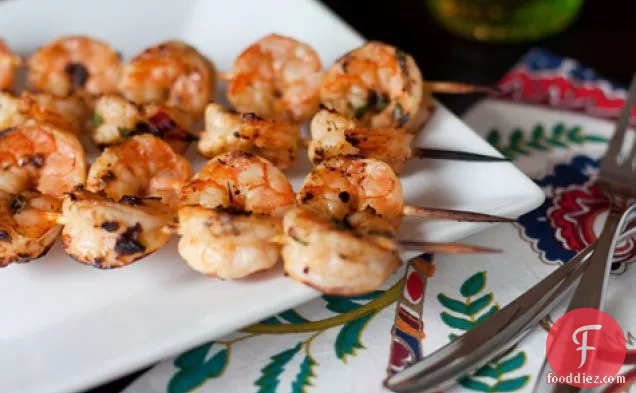 मकई और ब्लैक बीन साल्सा के साथ चिपोटल लाइम ग्रिल्ड झींगा