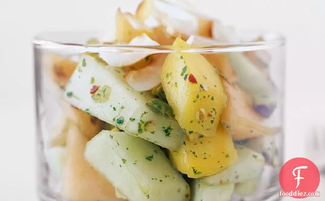 टोस्टेड नारियल और पिस्ता के साथ तरबूज और आम का सलाद