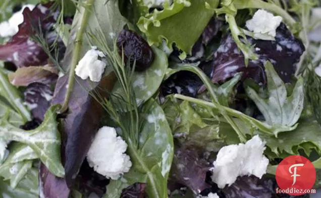 सूखे चेरी, बकरी पनीर के साथ युवा फील्ड ग्रीन और हर्ब सलाद