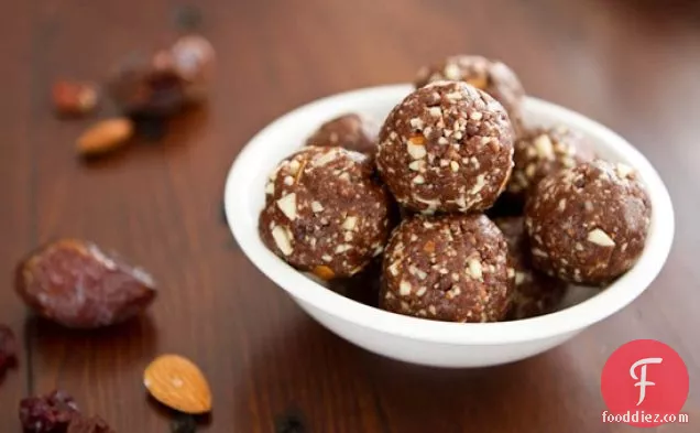 डार्क चॉकलेट चेरी एनर्जी बाइट्स