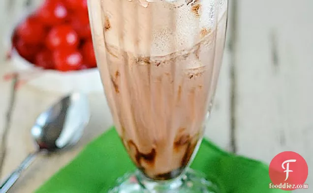 चेरी चॉकलेट आइसक्रीम सरल और स्वादिष्ट मागा से तैरती है