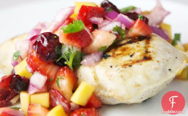 मैंगो सालसा के साथ नारियल ग्रिल्ड चिकन