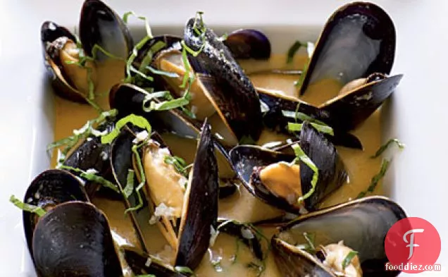 नारियल और तुलसी उबले हुए मसल्स