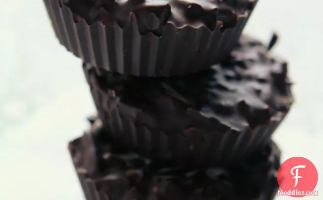 ऑरेंज डार्क चॉकलेट और नारियल के टुकड़े