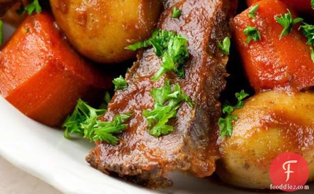 ब्रिस्केट कॉफी और ब्राउन शुगर में धीमी गति से पकाया जाता है