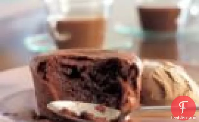 एस्प्रेसो आइसक्रीम के साथ नरम केंद्रित चॉकलेट केक