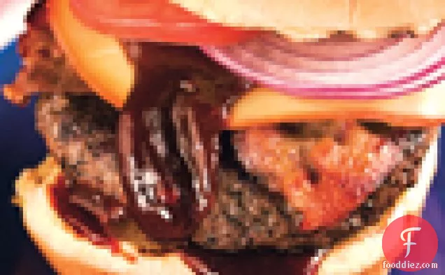 टेक्सास बारबेक्यू सॉस के साथ कॉफी-रगड़ चीज़बर्गर्स