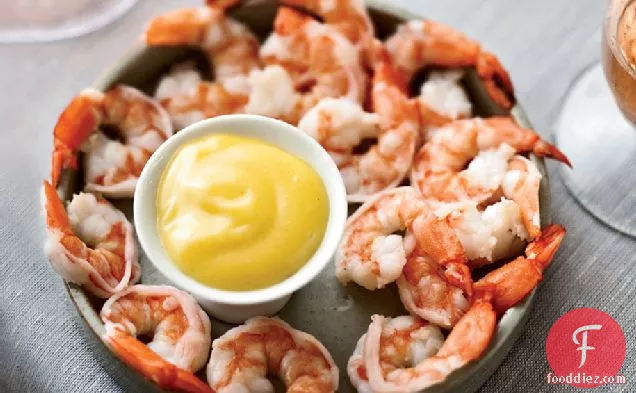 मसालेदार मेयोनेज़ के साथ उबला हुआ झींगा