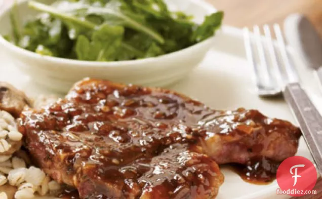 लाल करंट सॉस के साथ पैन-सियर पोर्क चॉप्स