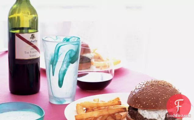 टकसाल-दही सॉस के साथ मोरक्कन भेड़ का बच्चा बर्गर