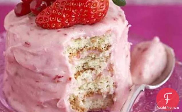 स्ट्रॉबेरी बटरक्रीम के साथ लेयर केक