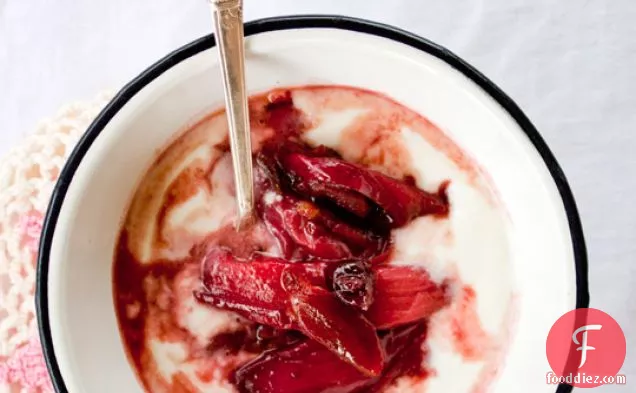 पोच्ड रूबर्ब रोयाले छह सामग्री (और नमक)