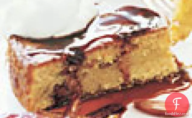 जैतून का तेल कूसकूस केक क्रेम फ्रैच और खजूर के सिरप के साथ