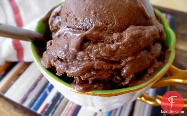 आसान डेयरी मुक्त चॉकलेट आइसक्रीम