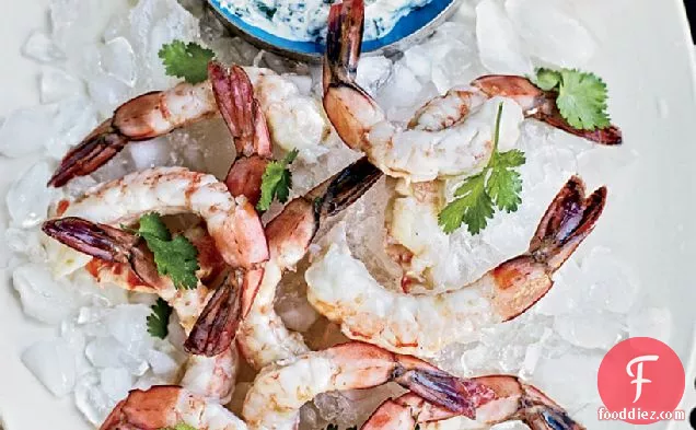 मलाईदार पालक डुबकी के साथ मसालेदार झींगा