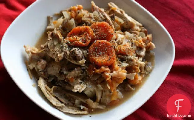 खुबानी और खजूर की रेसिपी के साथ धीमी कुकर चिकन