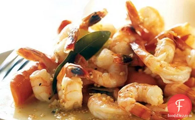 बे पत्तियों और नींबू के साथ पका हुआ झींगा