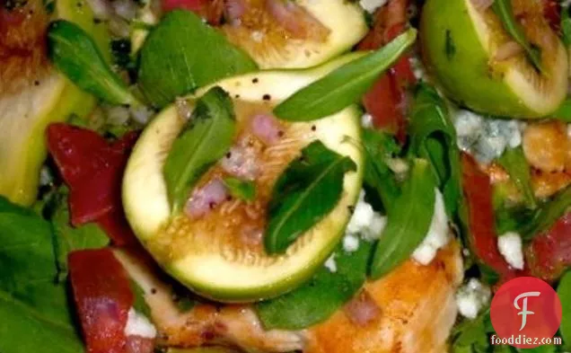 ताजा अंजीर सलाद और नीले पनीर के साथ चिकन पेलार्ड