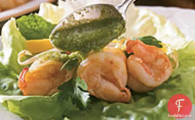 जलेपीनो-पुदीना-अदरक की चटनी और आम के साथ तली हुई झींगा