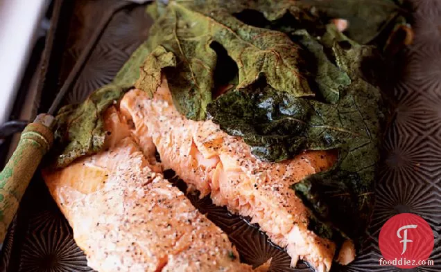 गार्लिक आलू के साथ अंजीर के पत्तों में पके हुए सामन पट्टिका