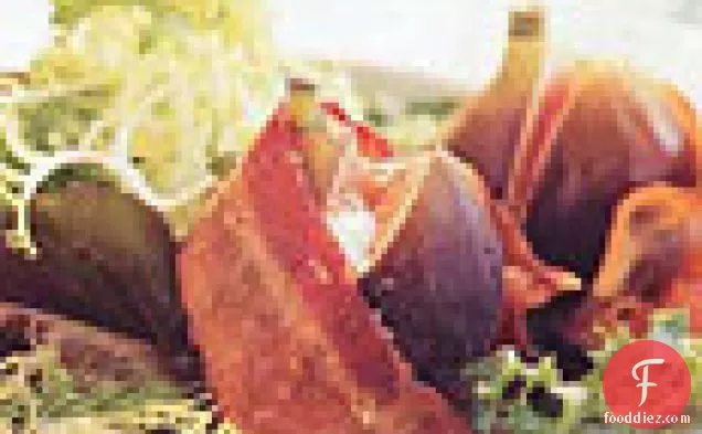 बकरी पनीर के साथ मेस्क्लुन सलाद-बेकन में लिपटे भरवां अंजीर