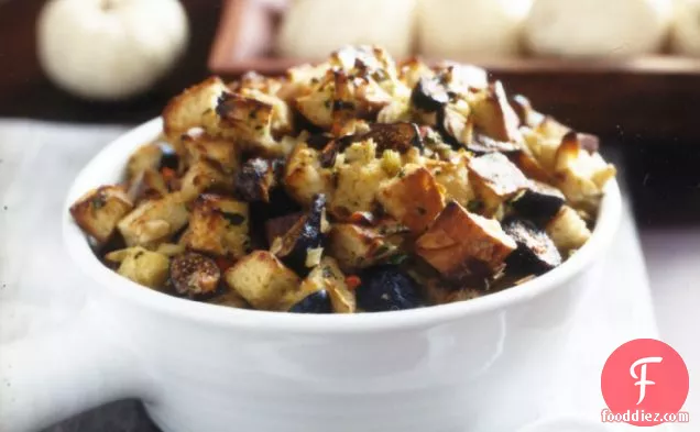 Fig-and-Almond Bread Stuffing with Fennel