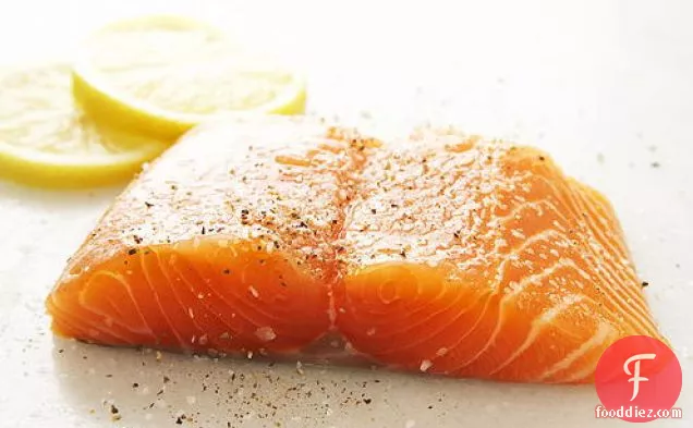 ताजा अंजीर सलाद के साथ अंजीर के पत्तों पर भुना हुआ सामन और आलू