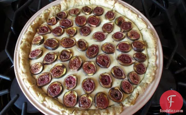 रोज़मेरी और मेयर नींबू के साथ अंजीर बकरी पनीर पाई