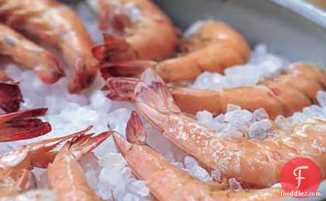 शहद-काली मिर्च विनैग्रेट के साथ भुना हुआ झींगा